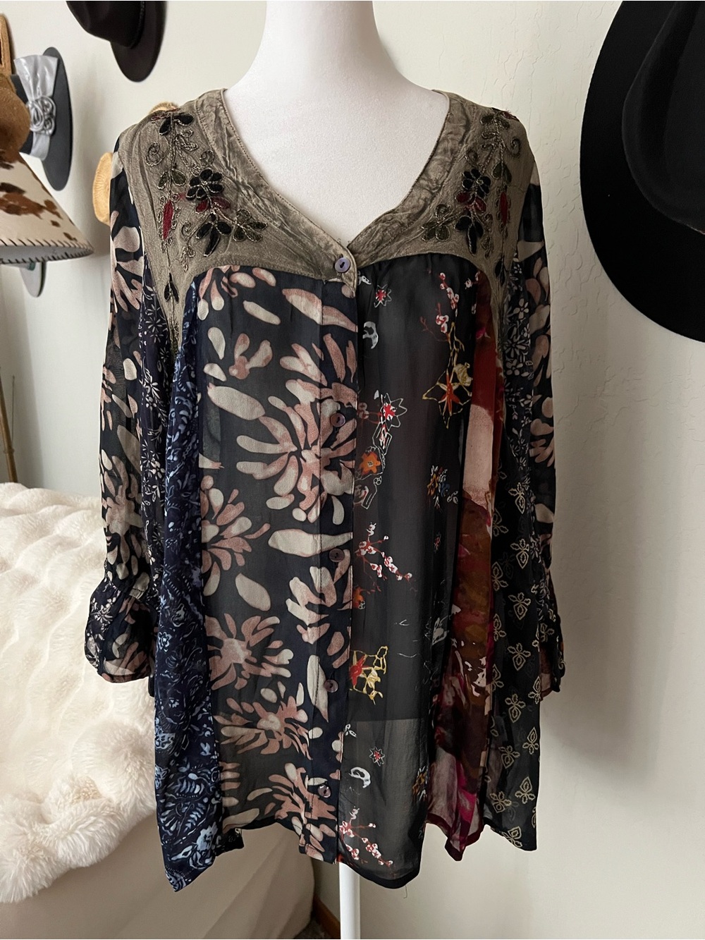 Young Threads Boho Button-Front Women’s Top in Olive & Multi Color. NWT Sz.